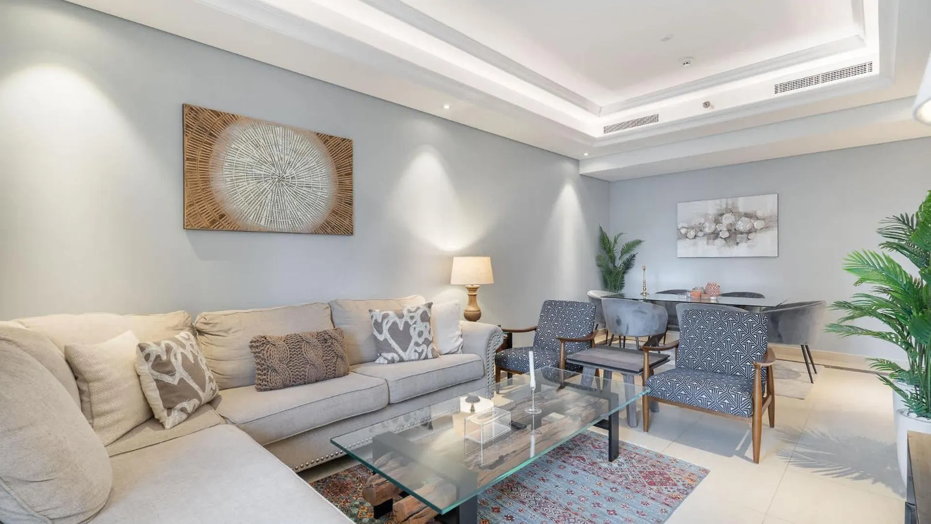 Absolutely Stunning 3 Bedroom Apartment In Downtown contacts