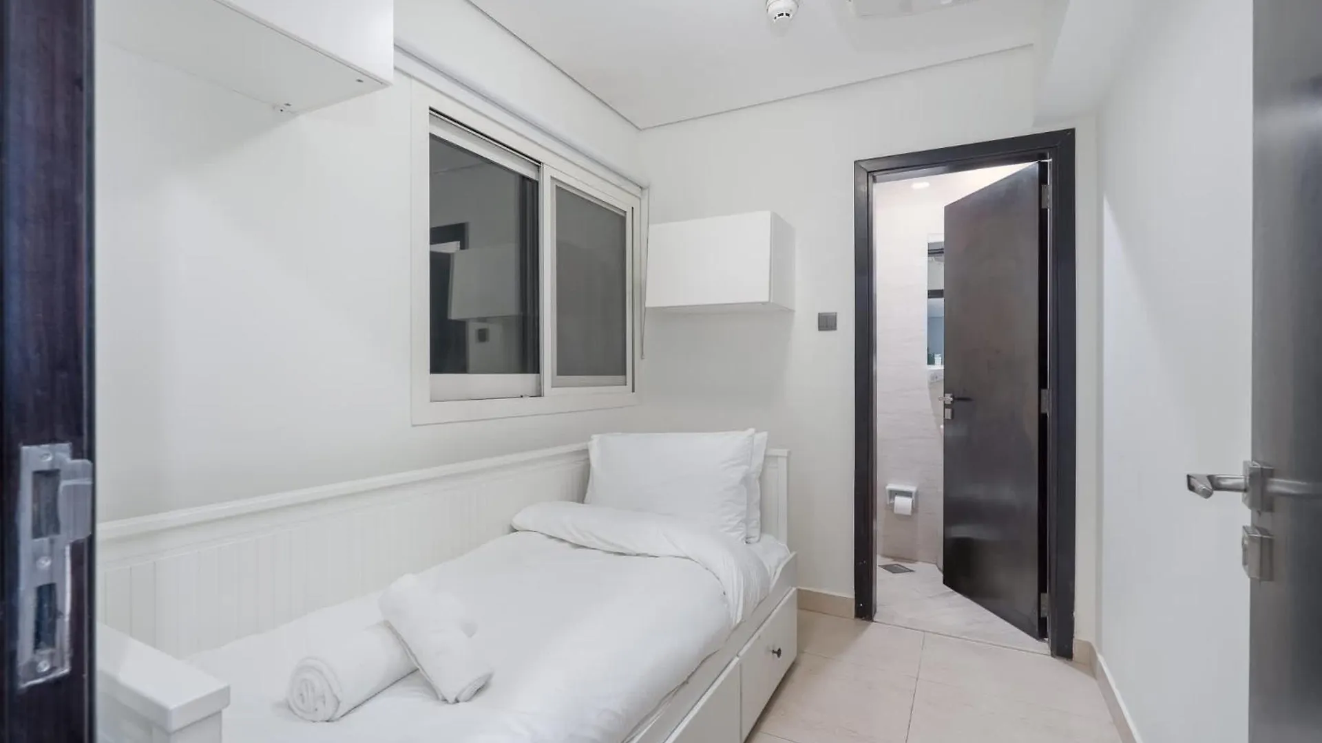 Absolutely Stunning 3 Bedroom Apartment In Downtown Dubai 0*,